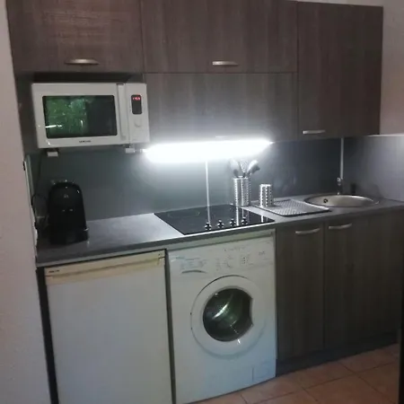 Apartment B Front De *