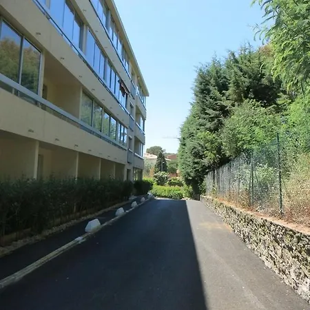 B Front De Apartment